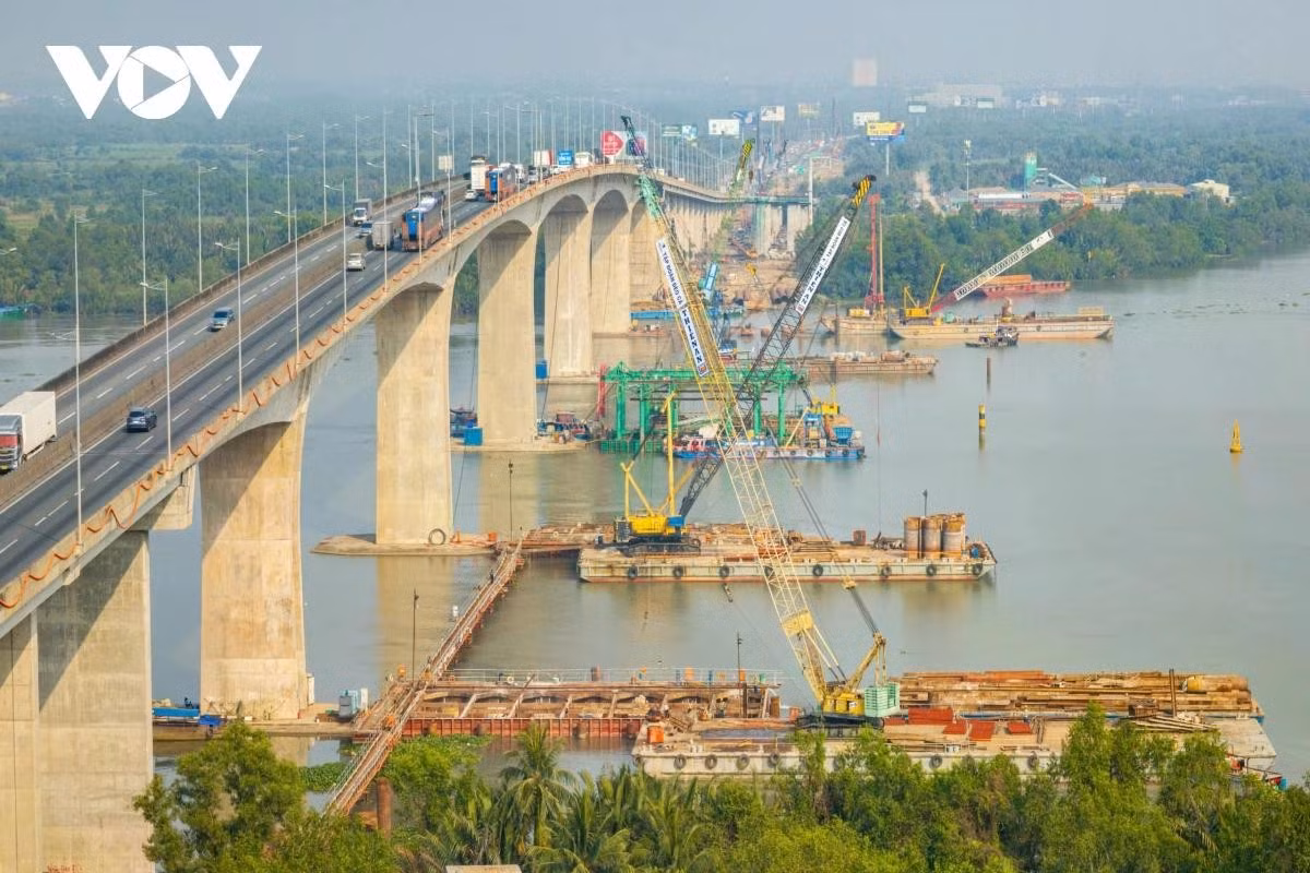 “Thời tiết thuận lợi nên nhà thầu đang tập trung lao lắp dầm cầu và thi công đường dẫn lên cầu. Hiện chúng tôi đã hoàn thành hơn 60% khối lượng công trình, dự kiến đến ngày 30/8 sẽ hoàn thành toàn bộ phạm vi được giao”, ông Huy nói.