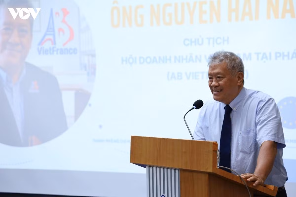 Ông Nguyễn Hải Nam, Chủ tịch Hội Doanh nhân Việt Nam tại Pháp nhấn mạnh kiều bào tại Pháp xác định việc đặt thế hệ trẻ làm trung tâm sẽ tạo nên những nhịp cầu tri thức, kinh doanh và đổi mới sáng tạo vững bền (Ảnh: Anh Tuấn/VOV)