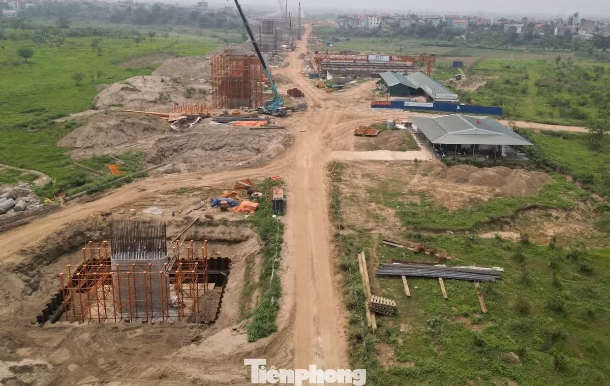 Với cầu cạn ở hai bên bờ, gồm xã Ô Diên (huyện Đan Phượng cũ) và xã Mê Linh (huyện Mê Linh cũ) dự án đang và sẽ đổ 69 trụ cầu.