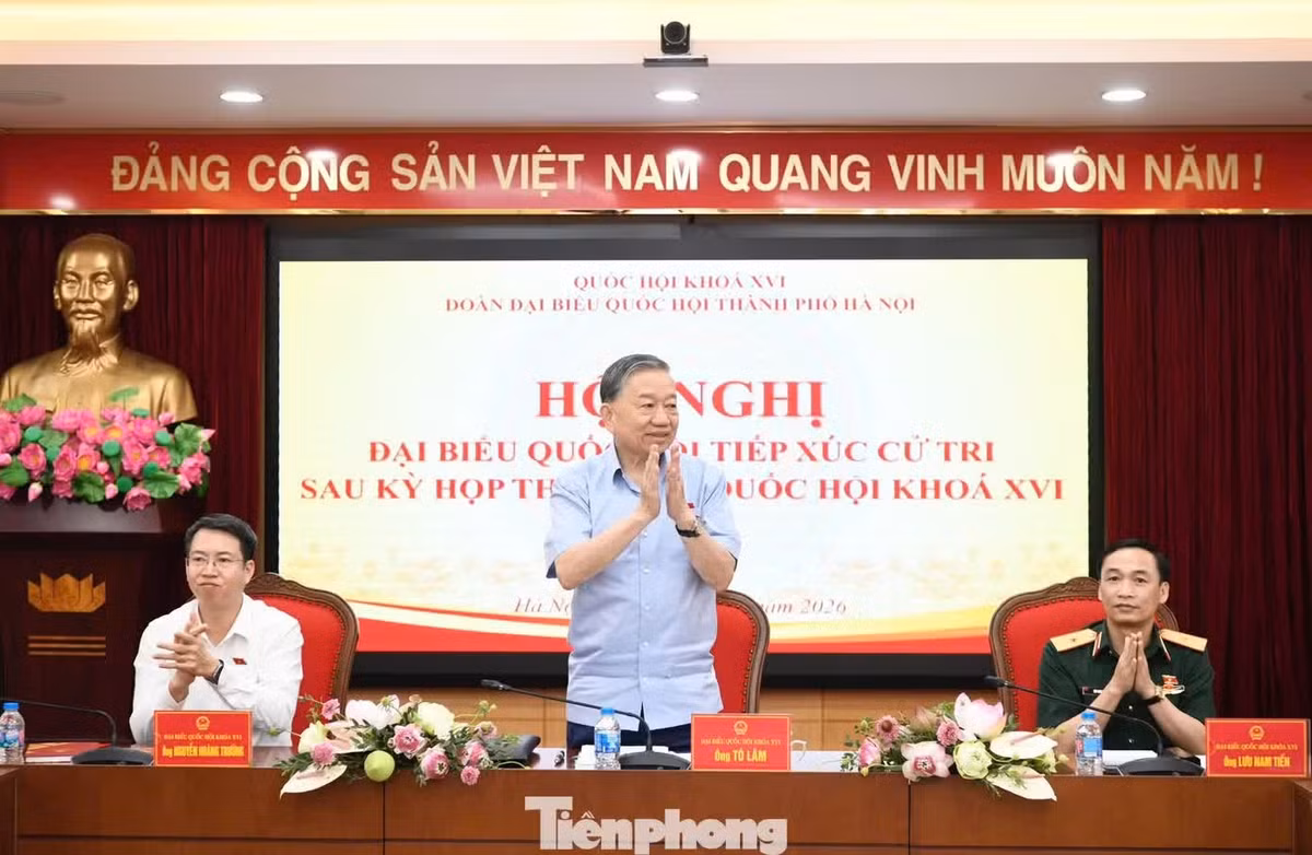 Tổng Bí thư, Chủ tịch nước Tô Lâm và Thiếu tướng Lưu Nam Tiến - Chính ủy Bộ Tư lệnh Thủ đô Hà Nội; ông Nguyễn Hoàng Trường - Bí thư Đảng ủy, Chủ tịch HĐND phường Cửa Nam, tiếp xúc cử tri Đơn vị bầu cử số 1 TP Hà Nội, sáng 4/5. Ảnh: Như Ý.