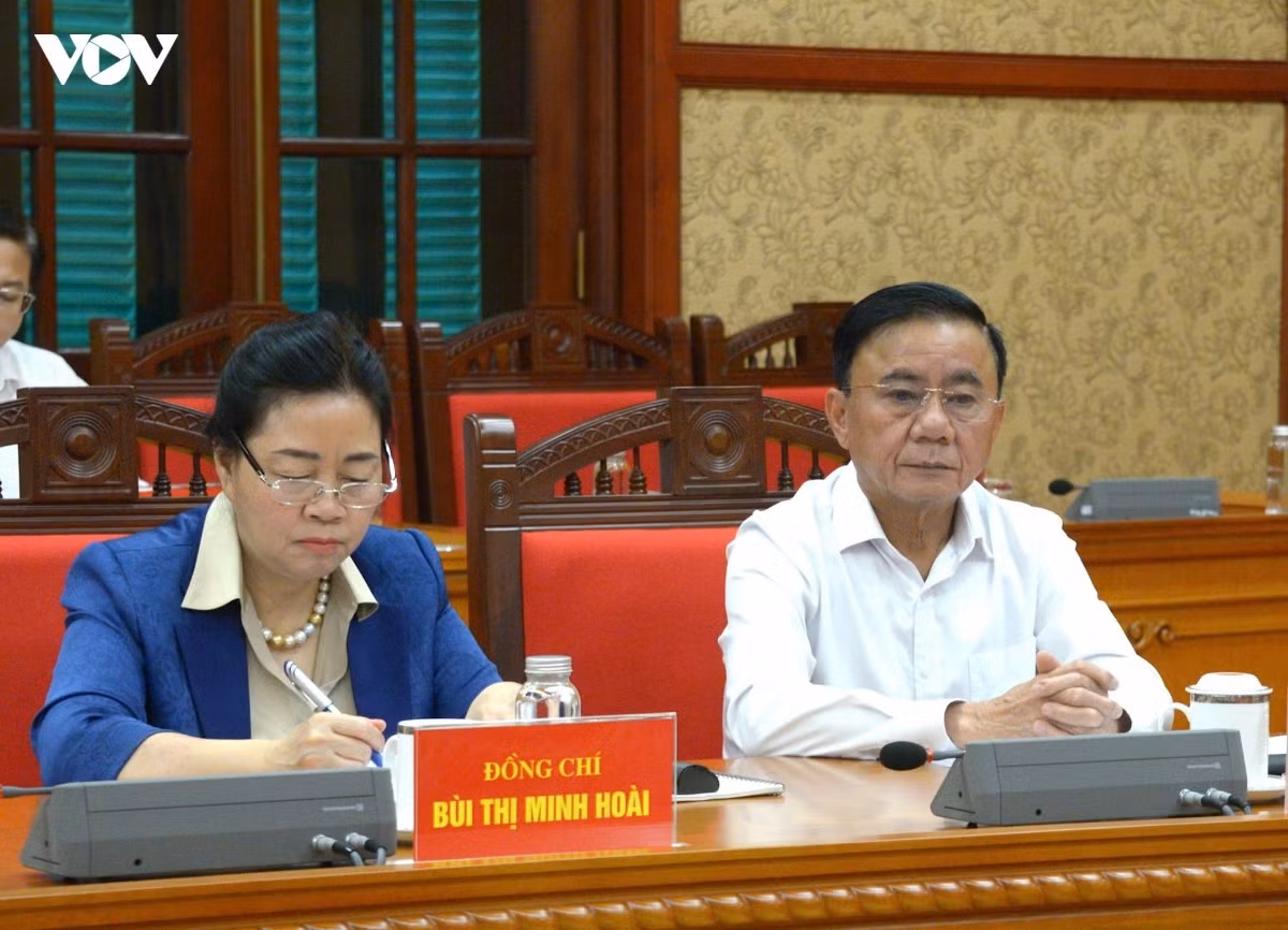 Đồng chí Trần Cẩm Tú - Ủy viên Bộ Chính trị, Thường trực Ban Bí thư dự cuộc làm việc.