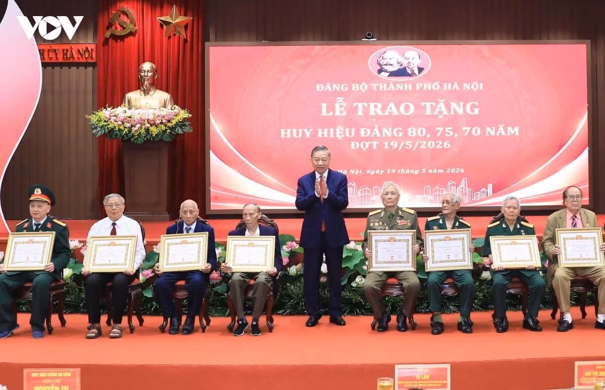 Thay mặt Lãnh đạo Đảng, Nhà nước, Tổng Bí thư, Chủ tịch nước Tô Lâm trân trọng trao giấy chứng nhận, hoa và quà tặng các đồng chí nhận huy hiệu 80, 75, 70 năm tuổi Đảng.