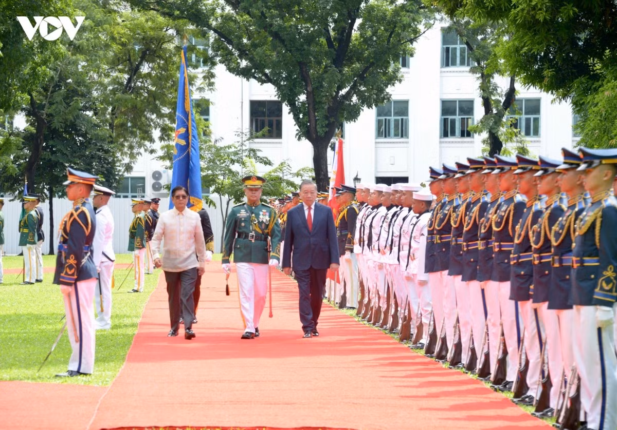 Tổng Bí thư, Chủ tịch nước Tô Lâm và Tổng thống Philippines Ferdinand Romualdez Marcos Jr. duyệt Đội danh dự.