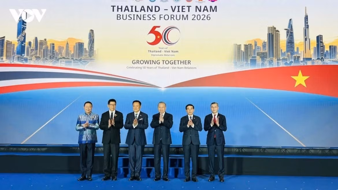 Chiều 28/5, tại Thủ đô Bangkok, trong khuôn khổ chuyến thăm chính thức Thái Lan của Tổng Bí thư, Chủ tịch nước Tô Lâm, Diễn đàn Doanh nghiệp Việt Nam - Thái Lan đã diễn ra với sự tham dự của lãnh đạo cấp cao hai nước cùng đông đảo đại diện bộ ngành và cộng đồng doanh nghiệp. Lãnh đạo cấp cao hai nước khẳng định, Việt Nam và Thái Lan là hai nền kinh tế cốt lõi của ASEAN với lợi ích phát triển ngày càng đan xen. Nếu đặt cạnh nhau, hai nước sở hữu một không gian kinh tế chung trị giá hơn 1.100 tỷ USD, gần 175 triệu dân, nằm ở vị trí trung tâm kết nối các tuyến thương mại toàn cầu.