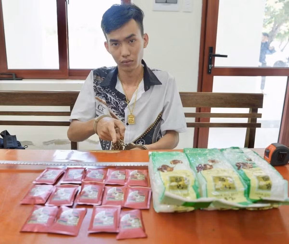 Đối tượng Hoàng Viết Toàn đến cơ quan Công an đầu thú và tự nguyện giao nộp khoảng 3kg ma túy tổng hợp dạng đá.
