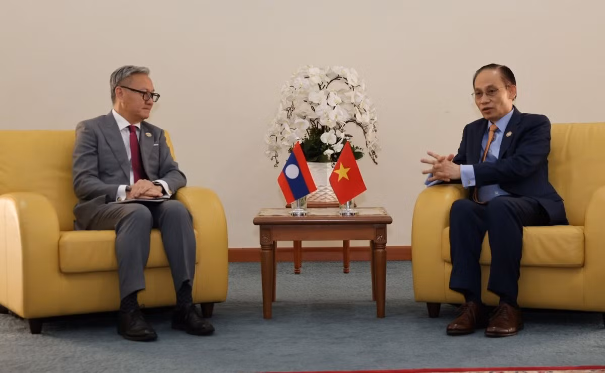 Bộ trưởng Ngoại giao Lê Hoài Trung gặp Phó Thủ tướng - Bộ trưởng Ngoại giao Lào Thongsavan Phomvihane. (Ảnh: TTXVN)