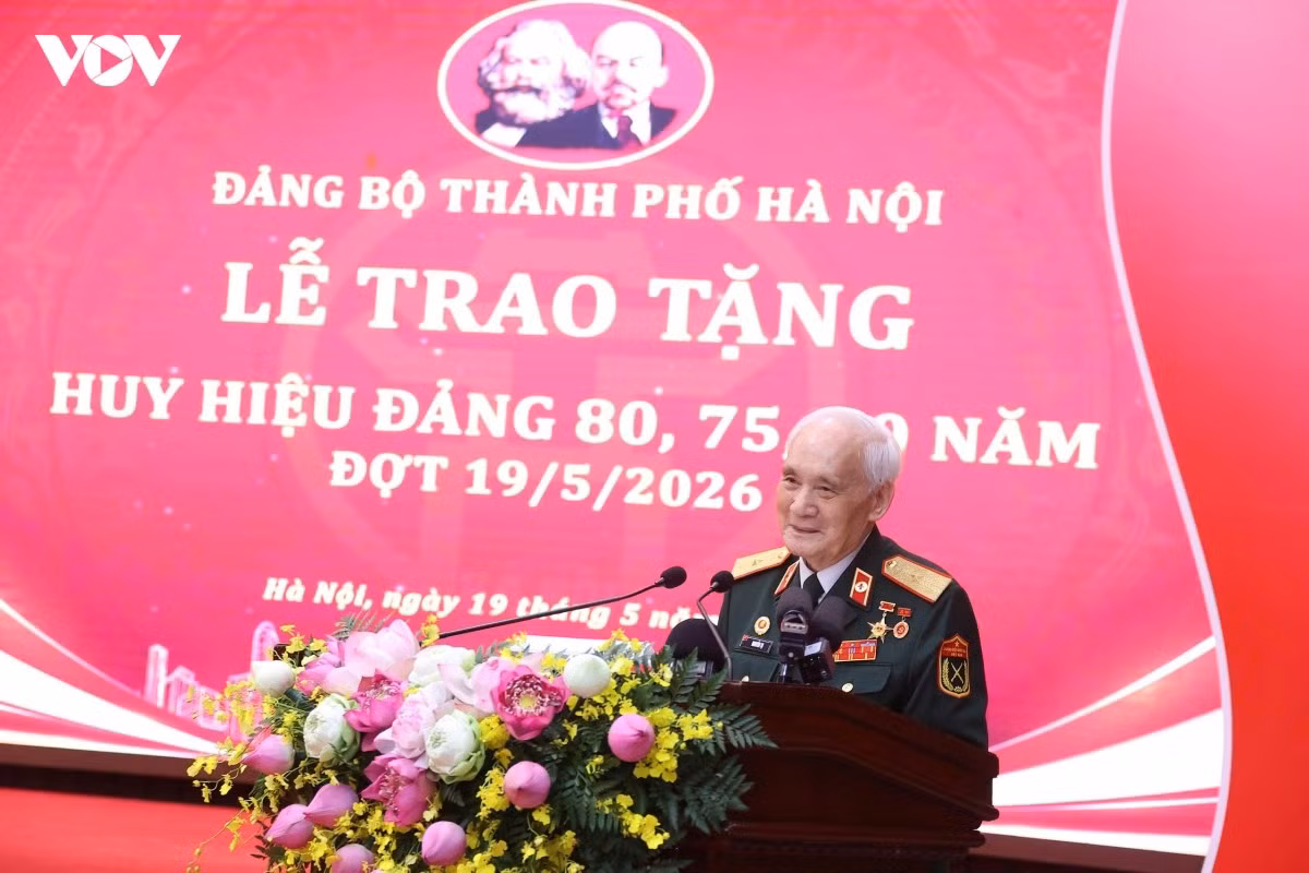 Đảng viên lão thành Nguyễn Tụ nguyện giữ trọn lời thề suốt đời trung với Đảng, hiếu với dân, tiếp tục nêu gương học tập và làm theo tư tưởng, đạo đức, phong cách Hồ Chí Minh