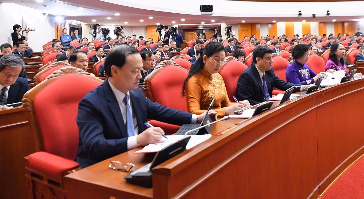Các đồng chí Ủy viên Trung ương tham dự hội nghị