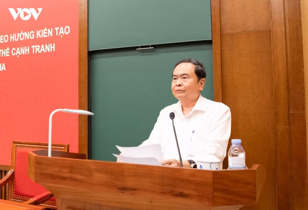 Chủ tịch Quốc hội Trần Thanh Mẫn đề nghị các học viên của lớp bồi dưỡng, cập nhật kiến thức cần nhận thức sâu sắc, đầy đủ về tầm quan trọng của công tác xây dựng, hoàn thiện thể chế, pháp luật.