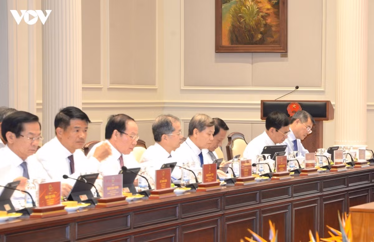 Các đại biểu dự phiên họp.