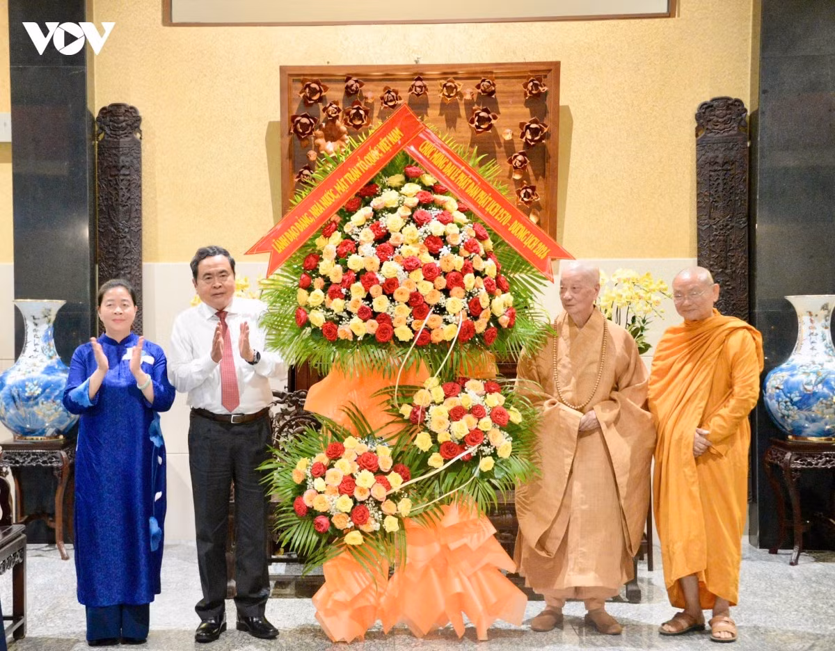 Chủ tịch Quốc hội Trần Thanh Mẫn thay mặt lãnh đạo Đảng, Nhà nước, Mặt trận Tổ quốc Việt Nam tặng hoa, chúc mừng Đại lão hòa thượng Thích Trí Quảng, Đức Pháp chủ Hội đồng Chứng minh Giáo hội Phật giáo Việt Nam.