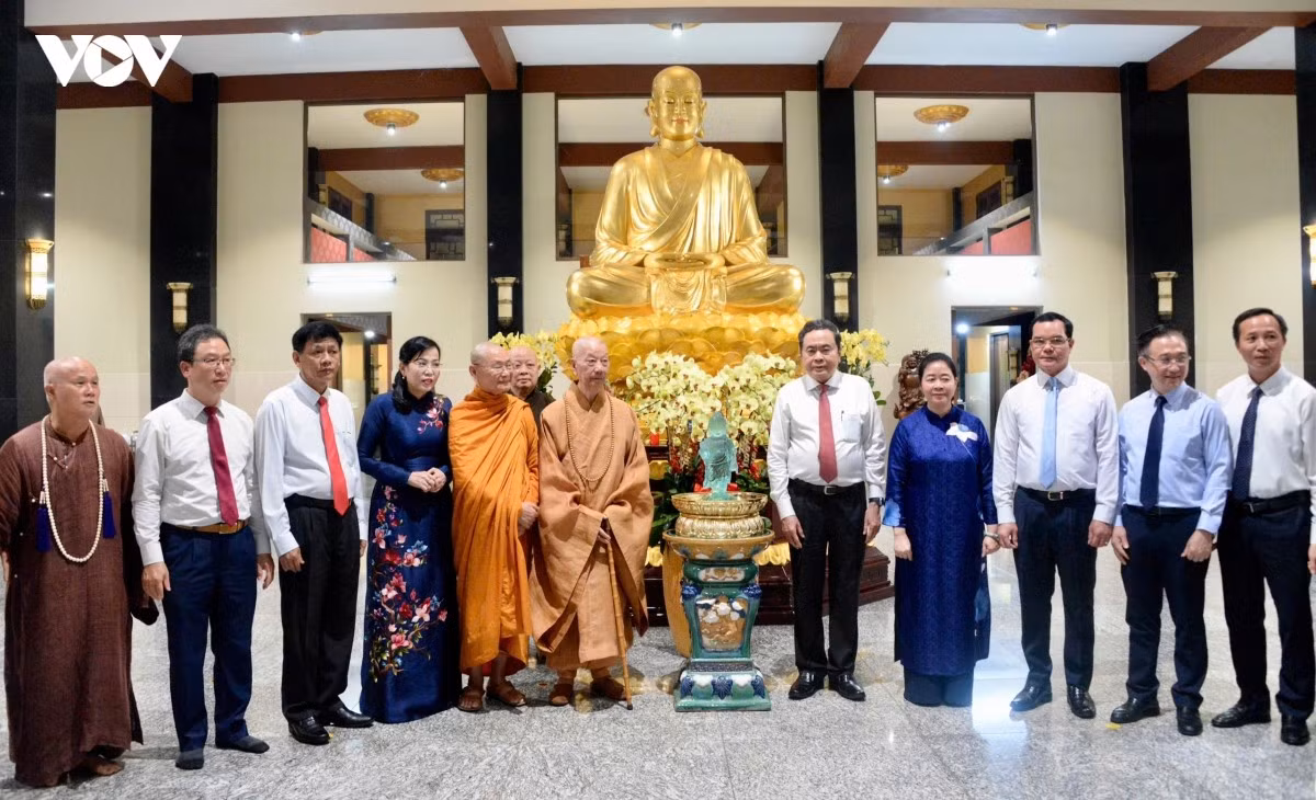 Chủ tịch Quốc hội Trần Thanh Mẫn và Đại lão hòa thượng Thích Trí Quảng, Đức Pháp chủ Hội đồng Chứng minh Giáo hội Phật giáo Việt Nam cùng các đại biểu.