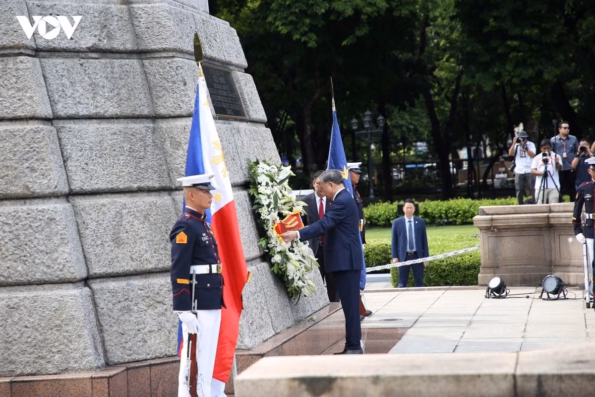 Tổng Bí thư, Chủ tịch nước Tô Lâm dâng hoa tại Đài tưởng niệm anh hùng dân tộc Jose Rizal ảnh 3