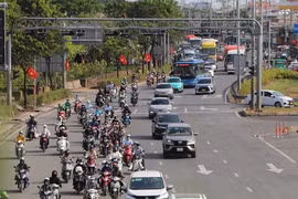 Vỉa hè cửa ngõ phía Tây TP HCM: Dẹp 'điểm nóng', mở đường mưu sinh