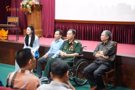 Chiếu phim tài liệu 'Trên chiếc xe lăn': Không gian tri ân giữa hai thế hệ