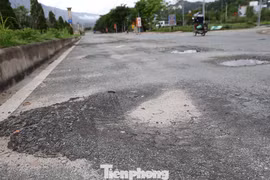 Đường trăm tỉ ở Lai Châu hơn 3 năm đã bong bật, lồi lõm