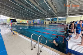 Phụ huynh Hà Nội chi tiền triệu cho con học bơi để chạy đua với mùa nắng