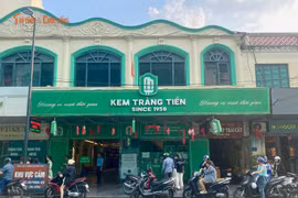 [VIDEO] Người Hà Nội tìm đến Kem Tràng Tiền trước ngày dừng bán ở địa điểm cũ