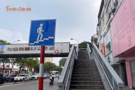 Cầu vượt bộ hành ở Hà Nội vắng bóng người sử dụng