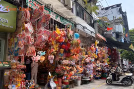 Đồ chơi Trung thu truyền thống vẫn hút khách giữa nhịp sống hiện đại
