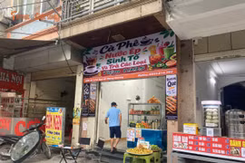 Khách hàng ngán ngẩm trước "ma trận" bảng hiệu AI tràn ngập phố phường Hà Nội
