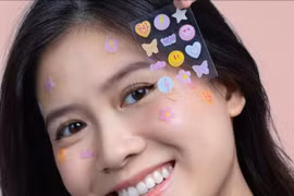 Miếng dán mụn thành phụ kiện make-up khiến gen Z mê mẩn