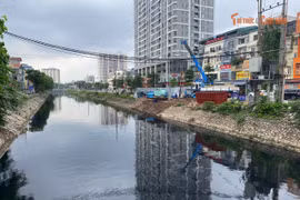 Ám ảnh mùi hôi không thể chịu nổi từ những 'con sông chết' ở Hà Nội