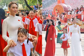 Danh tính bé gái gây xúc động khi hát cùng Mỹ Tâm ở quảng trường Ba Đình