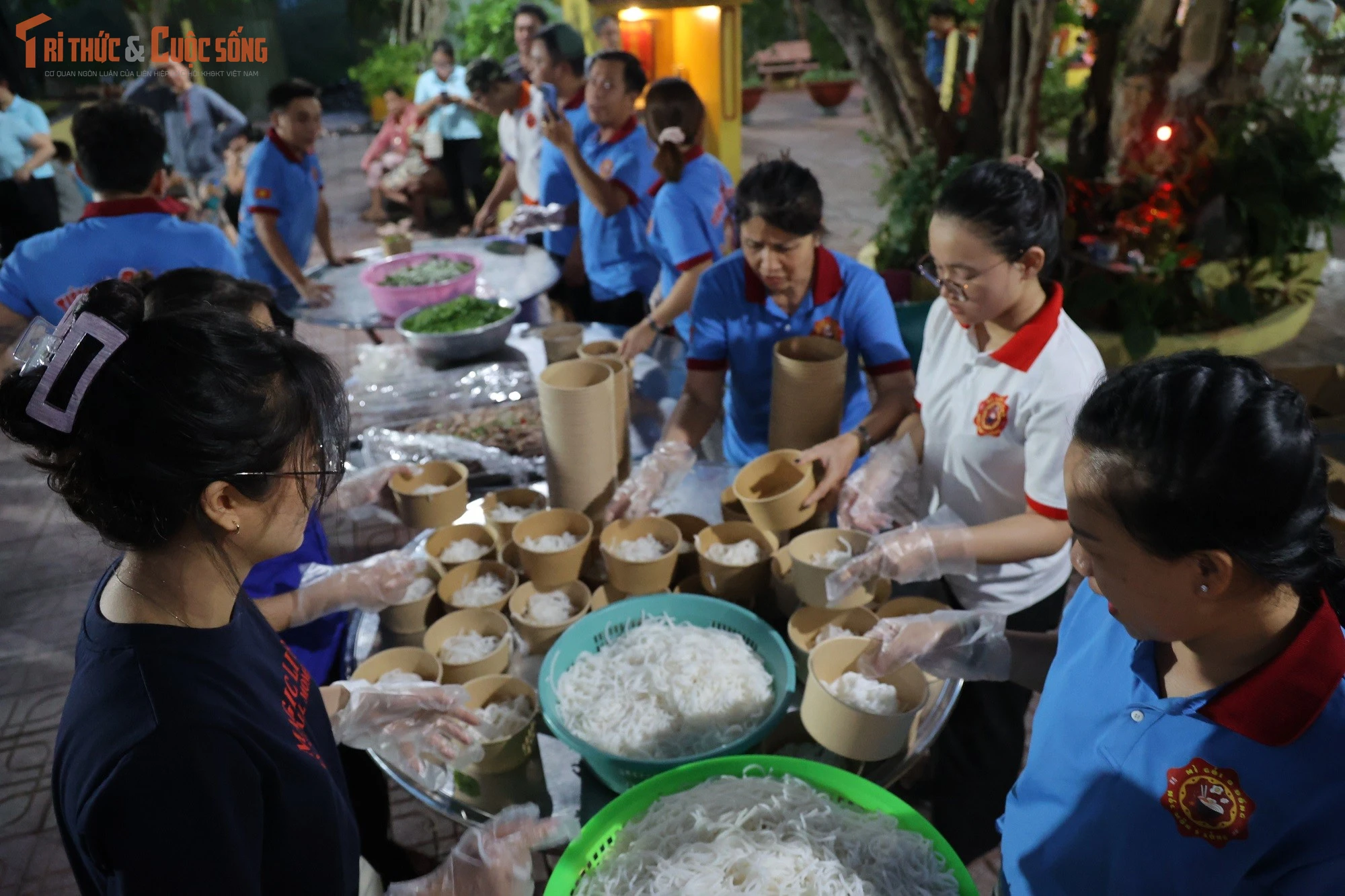 [GALLERY] Ấm lòng bún bò miễn phí của "những chàng trai Hóc Môn"