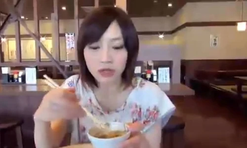 Ngã ngửa sức ăn bằng 5 người đàn ông của gái trẻ