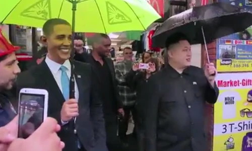 Bản sao của ông Kim Jong-un và Obama cầm ô dạo phố