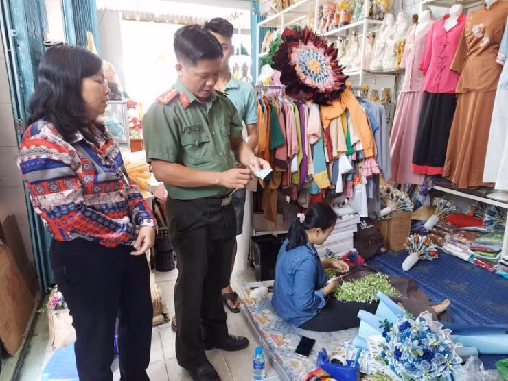 Kiểm tra các cơ sở bán hoa cuốn từ tiền thật ảnh 1