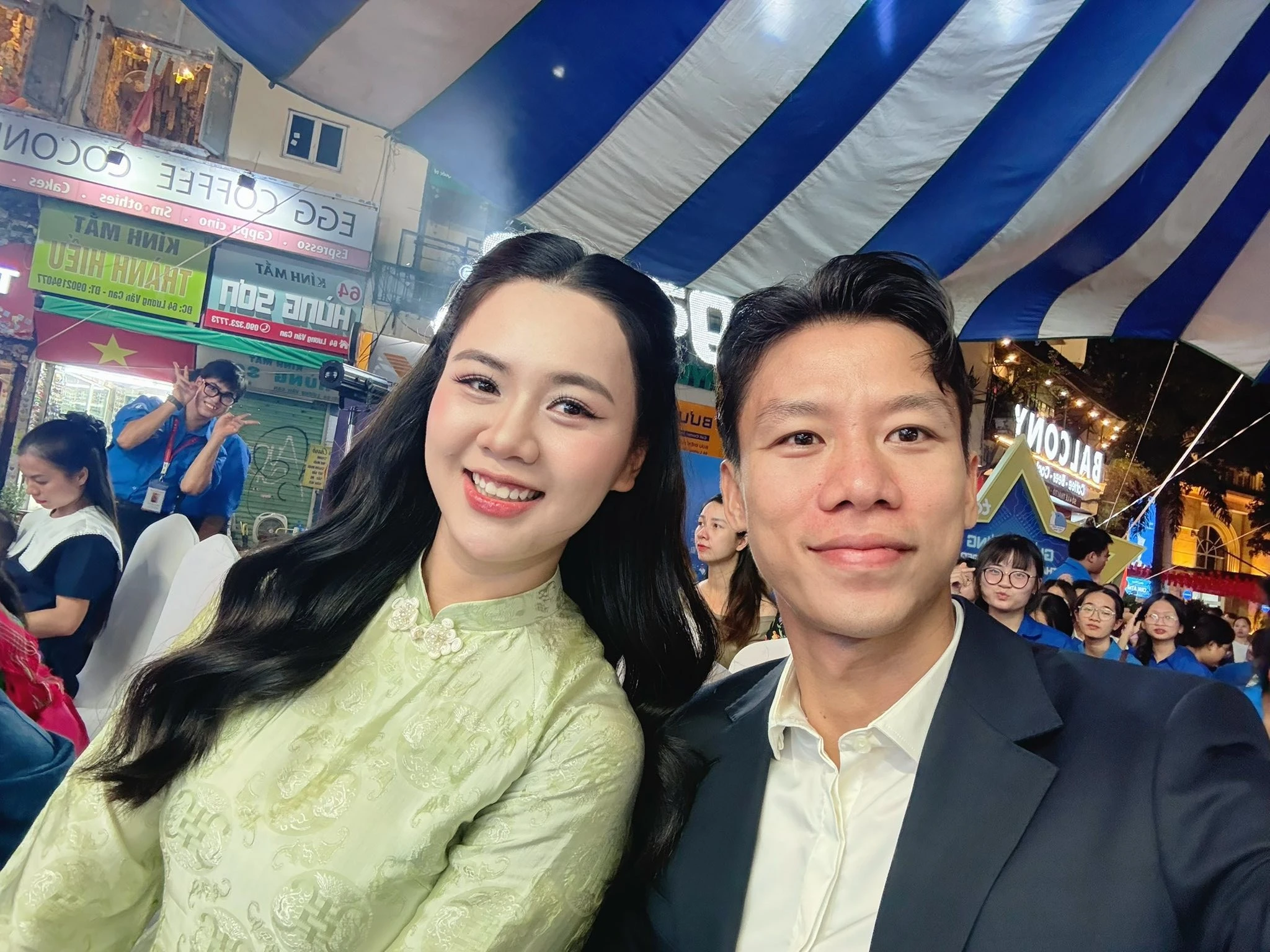 Quế Ngọc Hải cùng bà xã tay trong tay nhận danh hiệu 'Gia đình trẻ hạnh phúc'