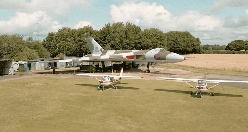 Phi đội máy bay ném bom chiến lược Avro Vulcan của Không quân Hoàng gia Anh được chính thức cho nghỉ hưu vào tháng 3/1984, khi vai trò của nó gần như mờ nhạt trong giai đoạn cuối của Chiến tranh Lạnh.