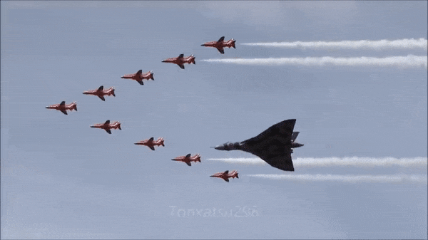 Tại triển lãm hàng không Royal International Air Tattoo (RIAT-2015) máy bay ném bom Avro Vulcan cuối cùng (số hiệu XH588) của Không quân Hoàng gia Anh đã thực hiện chuyến bay cuối cùng của mình trước khi từ giã bầu trời.