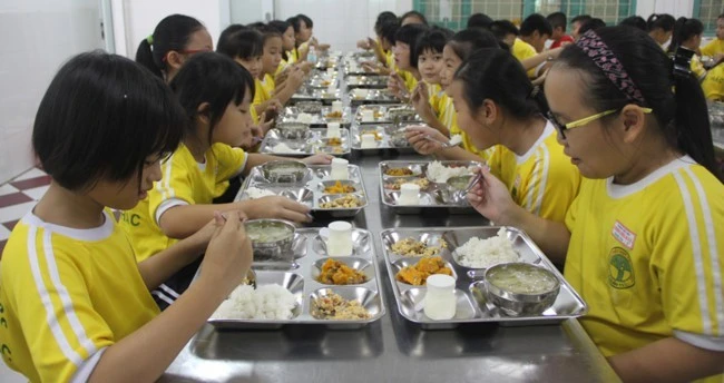 [SPOTLIGHT] TP HCM kiểm tra quy mô lớn hơn 300 cơ sở suất ăn học đường