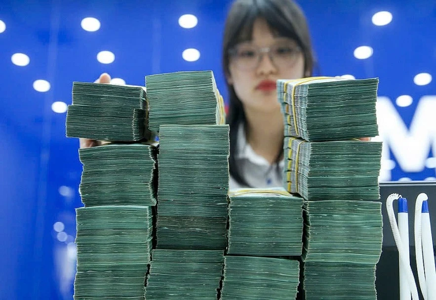 [VIDEO] Lãi suất tiết kiệm vượt 9%, nhiều người vay tiền rơi vào cảnh ngộp thở