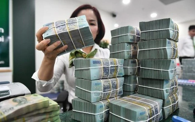 [VIDEO] Lãi suất liên ngân hàng tăng vọt 12%, Ngân hàng Nhà nước bơm ròng 31.000 tỷ