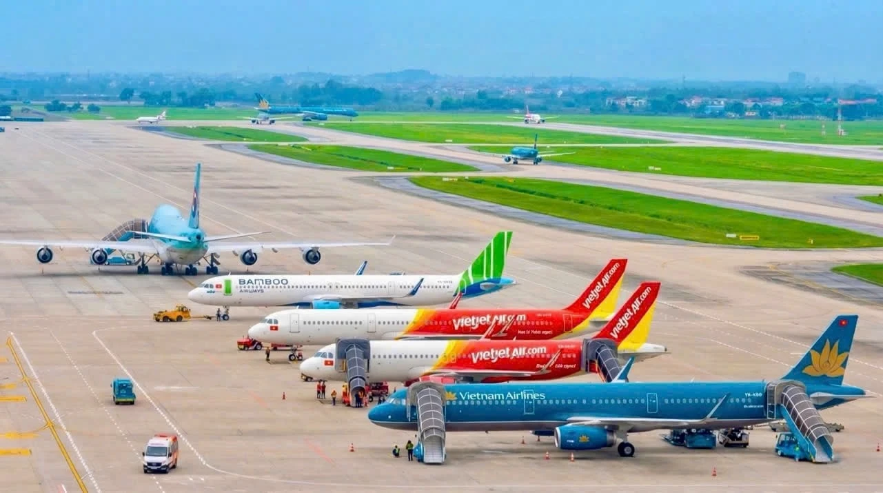 [VIDEO] Vé máy bay, tàu hỏa dịp 30/4 chạm trần giá, nhiều chặng kín chỗ