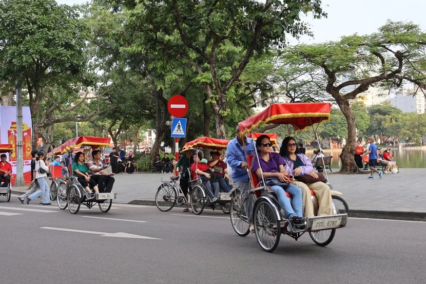 [SPOTLIGHT] Xích lô 'độ' điện hoạt động trái phép tại Hà Nội: Nguy cơ tai nạn