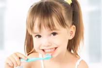 Mẹo giữ răng khỏe mạnh cho trẻ nhỏ từ khi sơ sinh