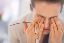 Vì sao càng mệt càng khó ngủ?