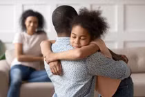 Cha mẹ bị trầm cảm, con chịu hệ lụy gì?