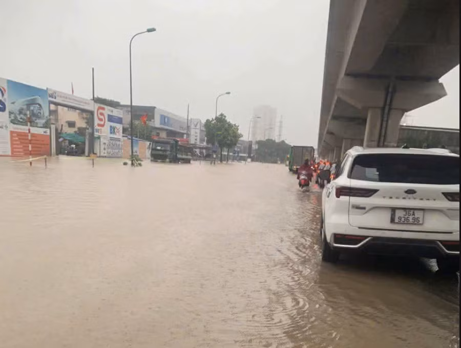 Tại các tuyến phố, cảnh người dân chật vật di chuyển diễn ra từ sáng sớm. Xe máy phải chạy chậm, dò từng đoạn đường ngập; ô tô nối thành hàng dài, nhích từng mét.