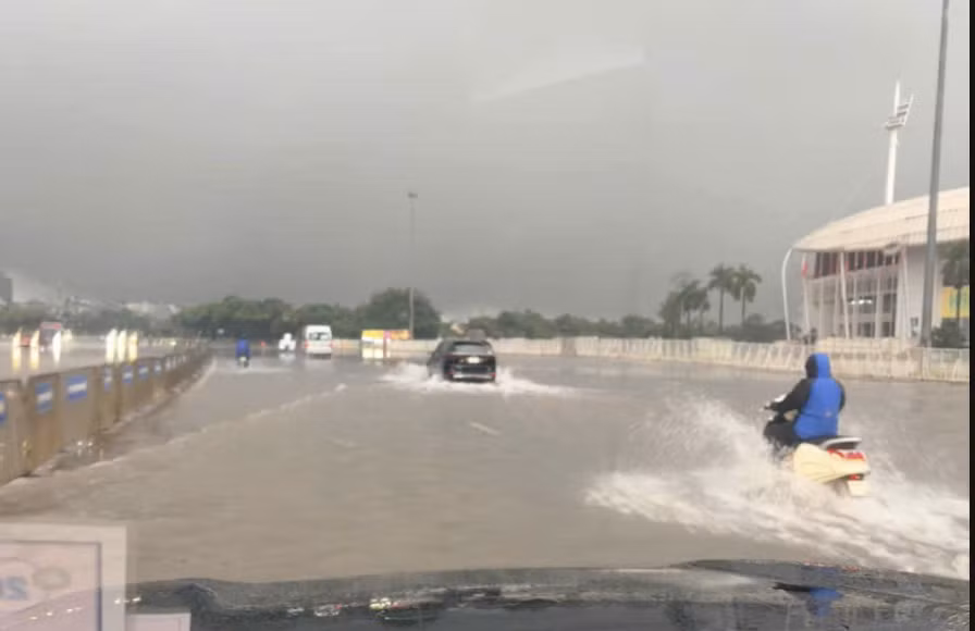 Nhiều điểm nước ngập khiến mặt đường gần như biến thành những "dòng sông", phương tiện bị dồn ứ, giao thông ùn tắc kéo dài. Không ít người đi xe máy phải dắt bộ qua những đoạn ngập sâu. Có người cố gắng tìm đường vòng nhưng các tuyến xung quanh cũng ùn ứ.