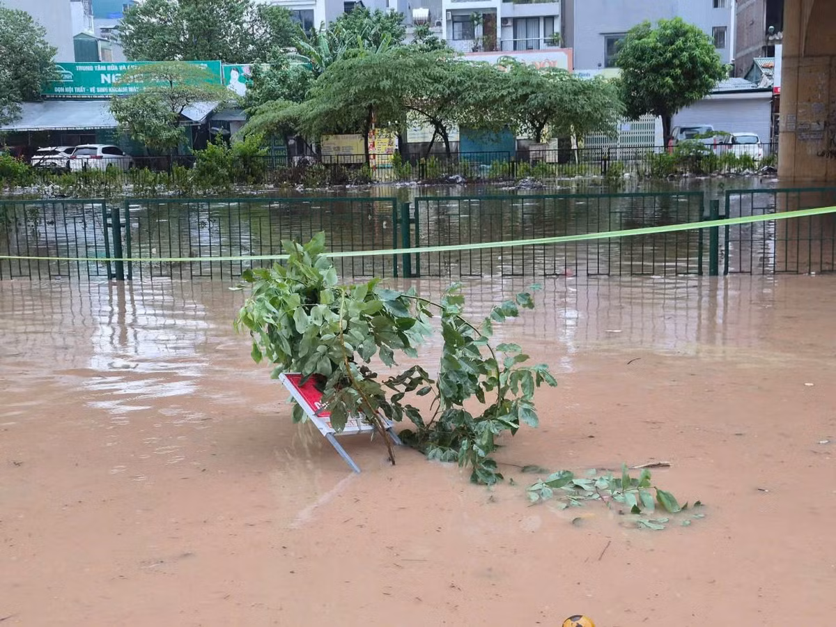 Trong khi đó, tại những khu vực trũng, nước tràn vào lòng đường, che khuất mặt đường và khiến việc di chuyển càng thêm khó khăn.