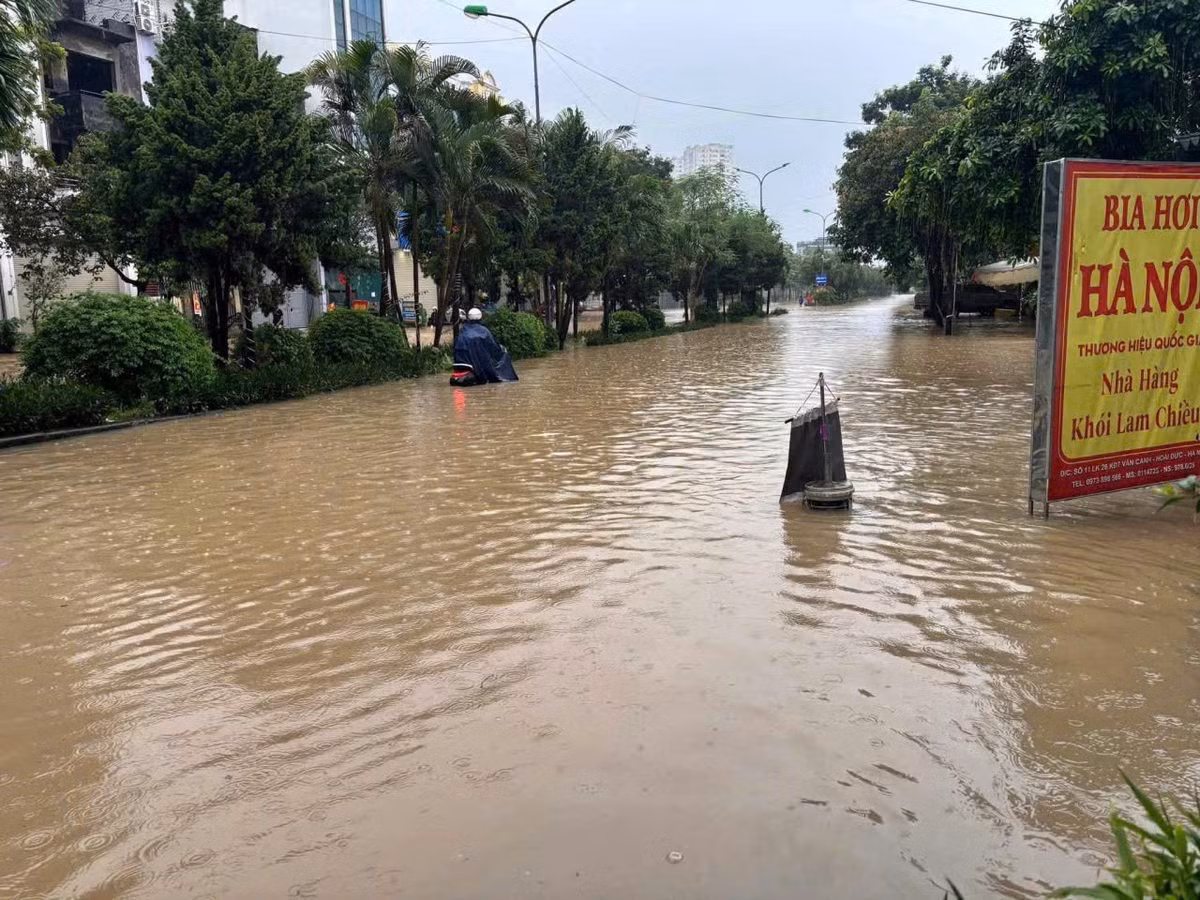 Tại nhiều trục giao thông lớn, tình trạng ùn tắc kéo dài khi lượng phương tiện tăng cao trong giờ đi làm, đưa trẻ đến trường.