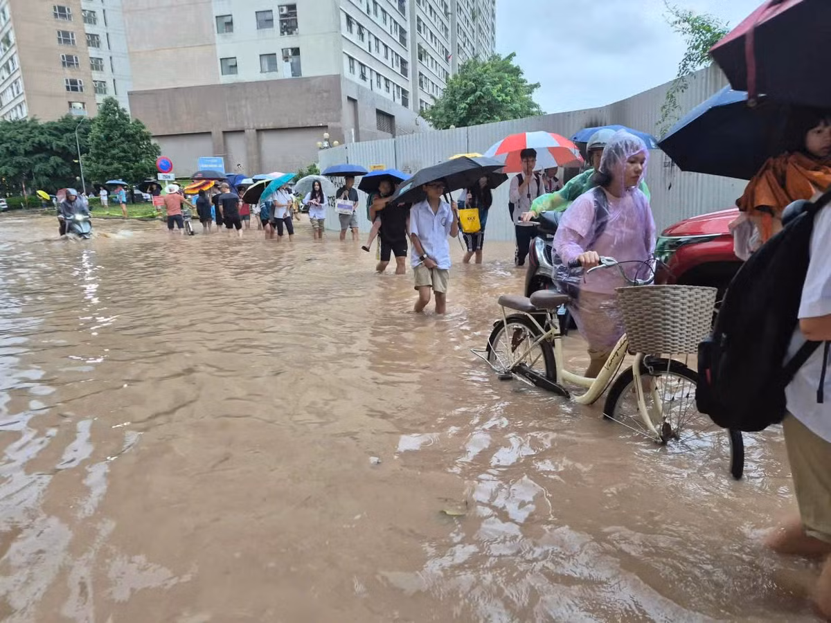 Theo Công ty TNHH MTV Thoát nước Hà Nội, lượng mưa phổ biến trên địa bàn thành phố đạt 80-160mm; một số điểm ghi nhận lượng mưa rất lớn như Từ Liêm 199mm, Hai Bà Trưng 188mm, Tây Mỗ 177,3mm và Cầu Giấy 175,4mm.