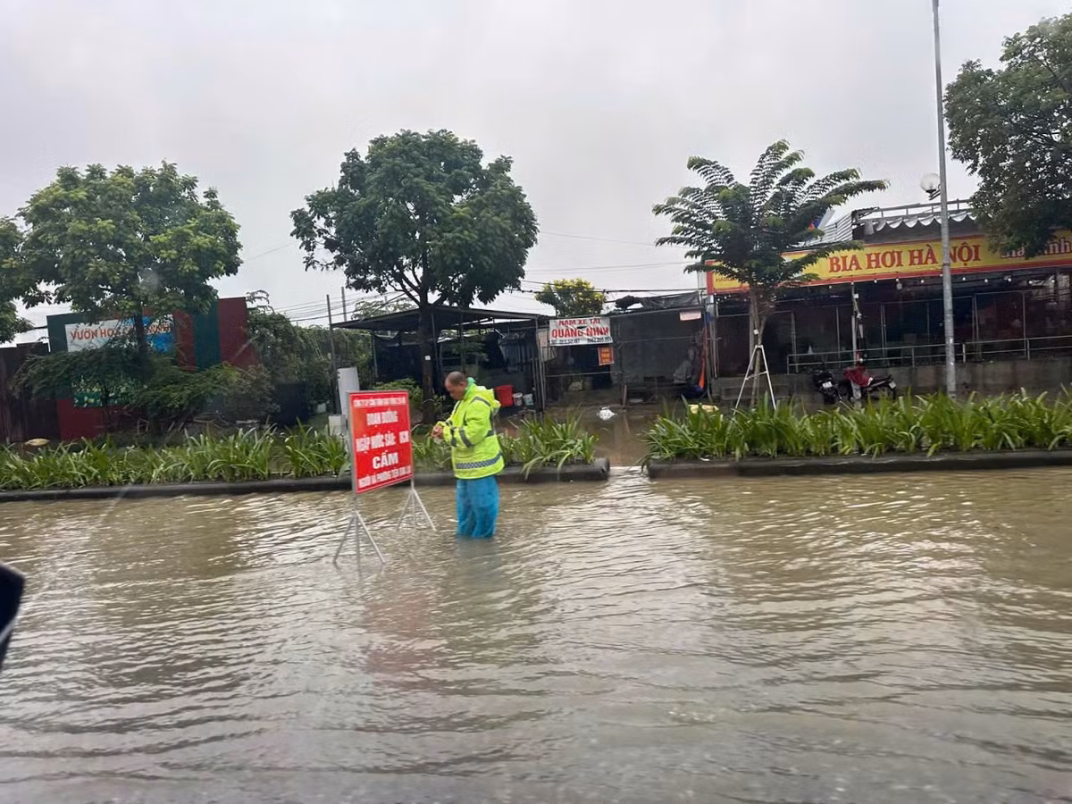 Nhiều vị trí ngập úng gây ra cảnh báo nguy hiểm.