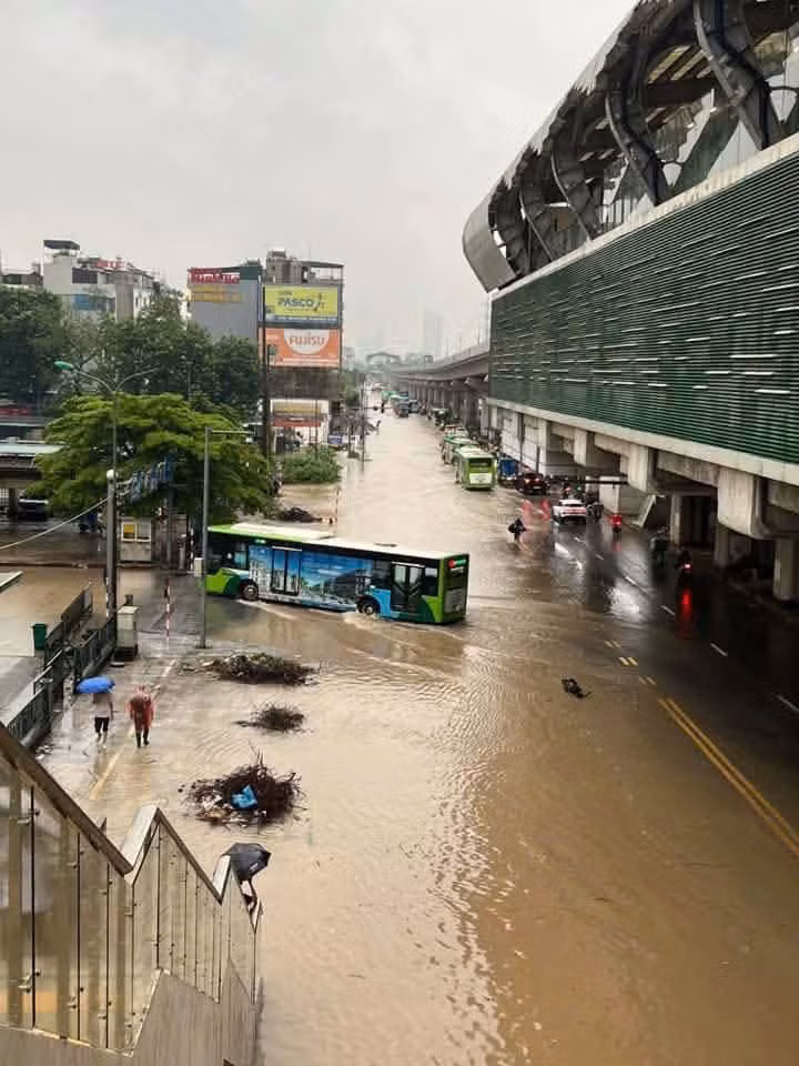 Theo cơ quan chức năng, nhiều điểm ngập đã được ghi nhận trên địa bàn thành phố. Lực lượng thoát nước và cảnh sát giao thông được triển khai tại các khu vực bị ảnh hưởng để hỗ trợ người dân, phân luồng giao thông và xử lý tình trạng ùn tắc.